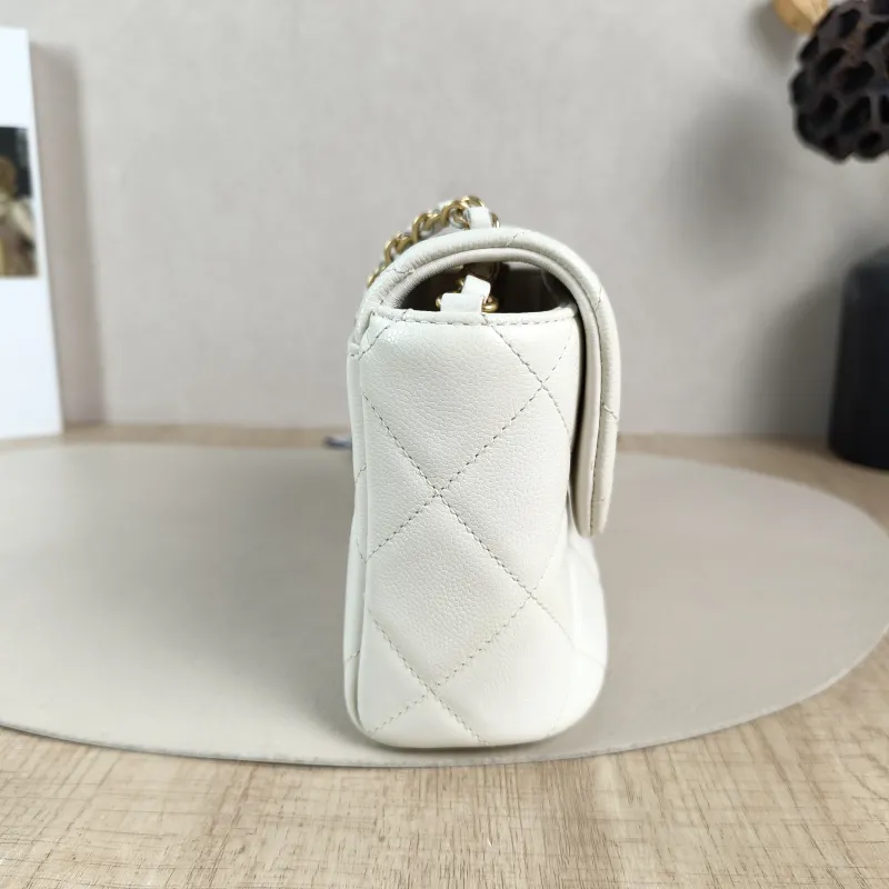 Chanel Crossbody Bag Edition White Calfskin One Size17 × 7 × 13 cm — detail view 2 of 14