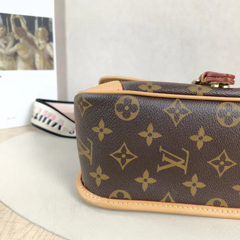 Louis Vuitton Crossbody Bag Diane Baguette Bag Shoulder Strap PVC Small24 × 9 × 15 cm — detail view 4 of 13