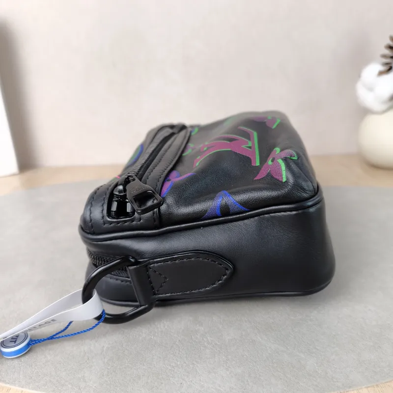 Louis Vuitton Crossbody Bag Comet Messenger Messenger Bag Black Calfskin Small23 × 8 × 12.5 cm — detail view 3 of 11