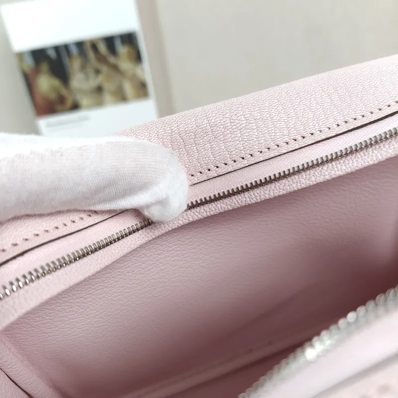 Hermès Shoulder Bag Plume 21 M7 Lambskin Mini 21 × 8 × 15 cm w — detail view 6 of 11