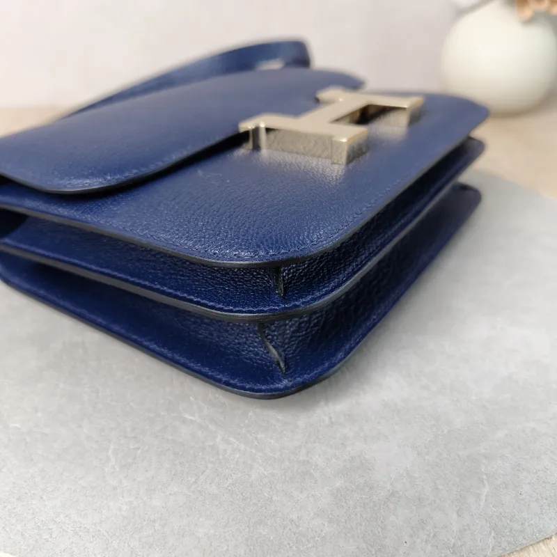 Hermès Crossbody Bag Constance 19 Gold-Tone Hardware 7U Lambskin Mini 19 × 4 × 15 cm G — detail view 11 of 14