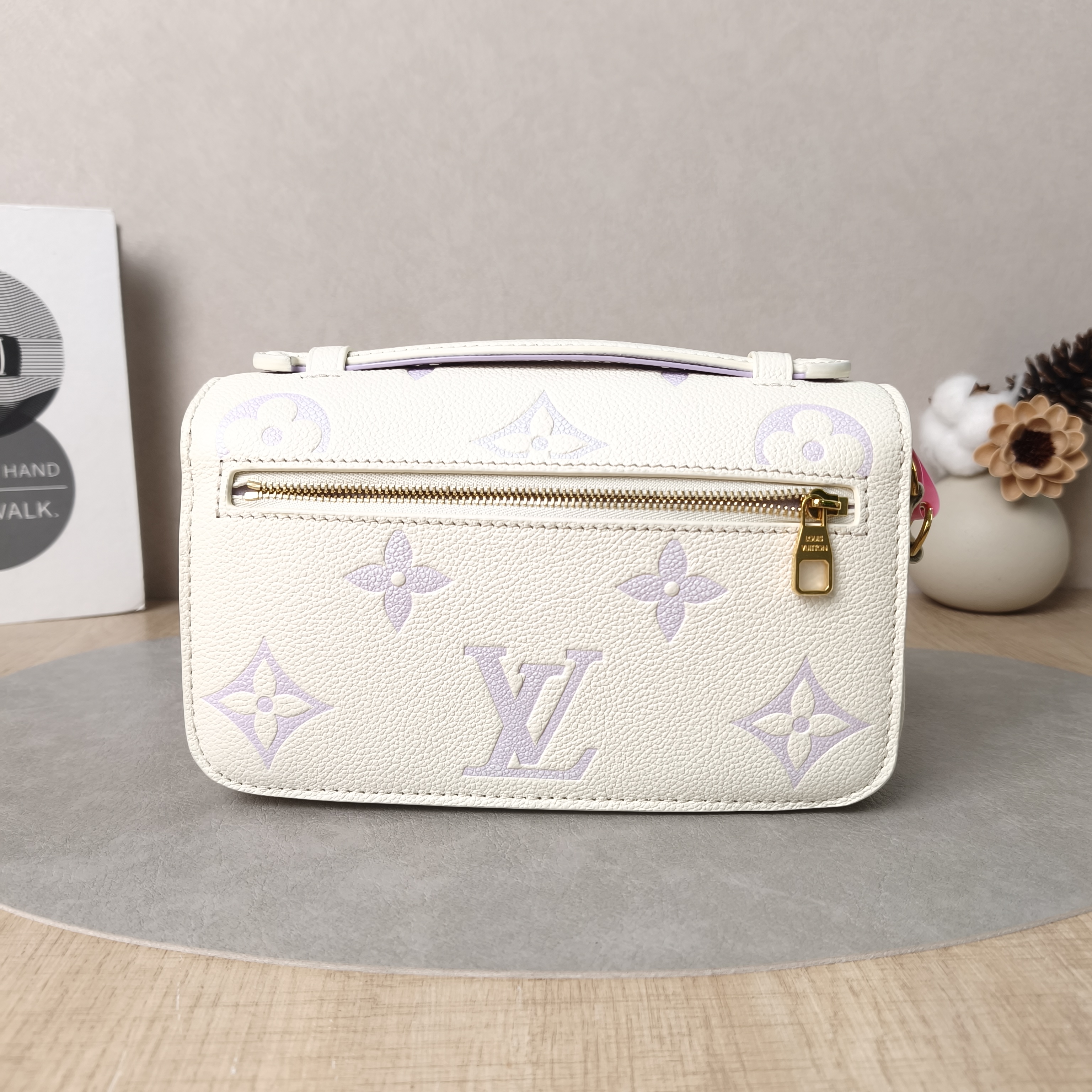 Louis Vuitton Crossbody Bag Pochette Métis East West White · Empreinte Embossed Calfskin Small21.5 × 6 × 13.5 cm — cover view 5 of 5