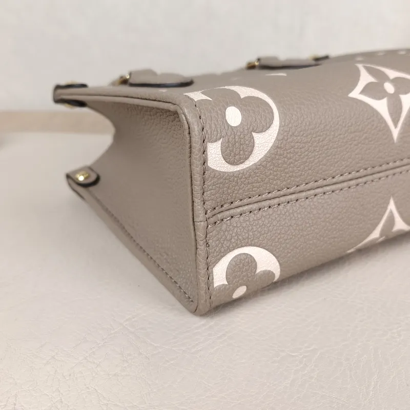 Louis Vuitton Crossbody Bag Onthego BB · White Empreinte Embossed Calfskin BB 18 × 8.5 × 15 cm — detail view 5 of 10
