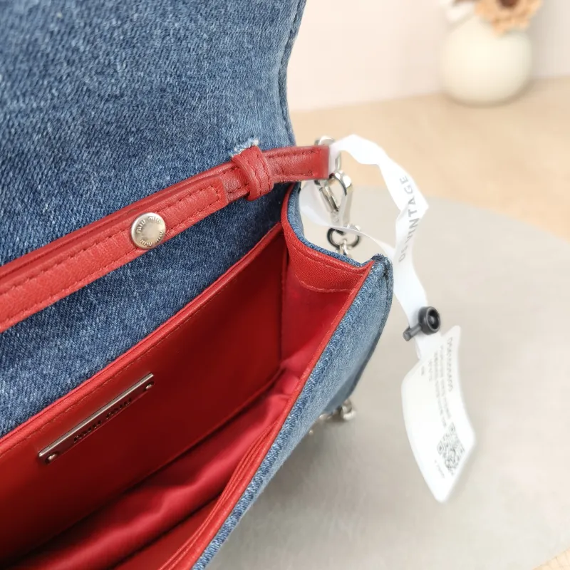 Miumiu Crossbody Bag Red Embroidered Crossbody Bag One Size 18 × 6 × 12 cm — detail view 9 of 10