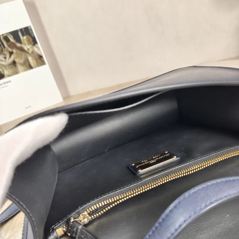 FERRAGAMO Shoulder Bag Shoulder Bag Navy Calfskin One Size25 × 9 × 16.5 cm — detail view 5 of 12