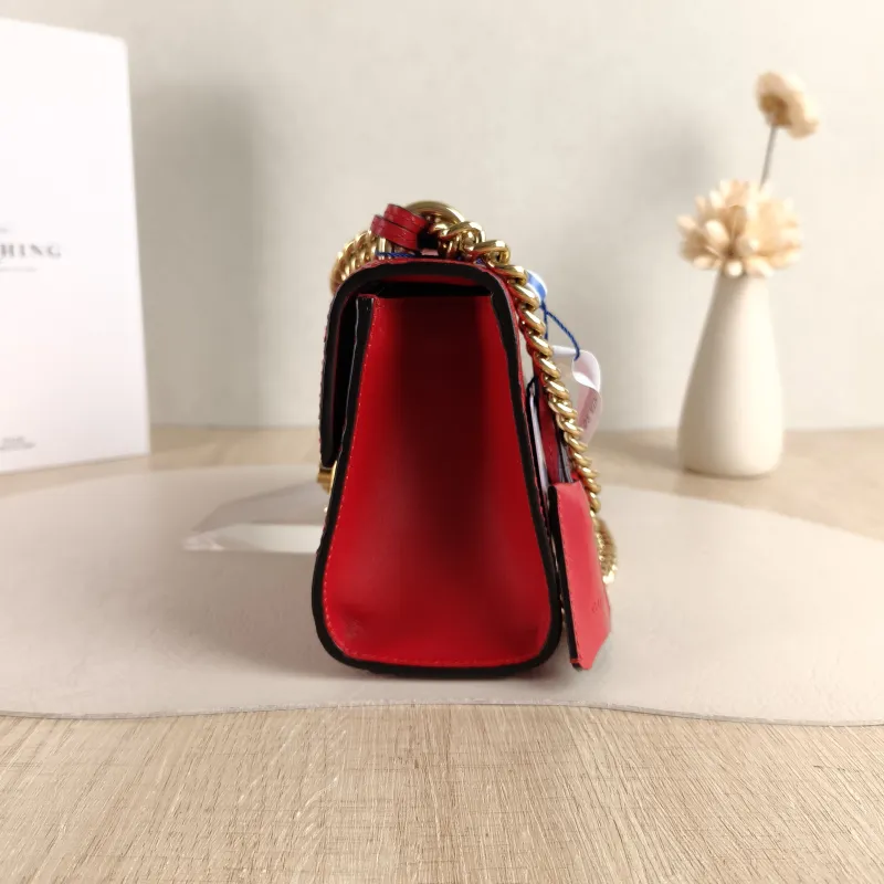 GUCCI Crossbody Bag Padlock Red Calfskin Small 20.5 × 7.5 × 13 cm — detail view 1 of 10