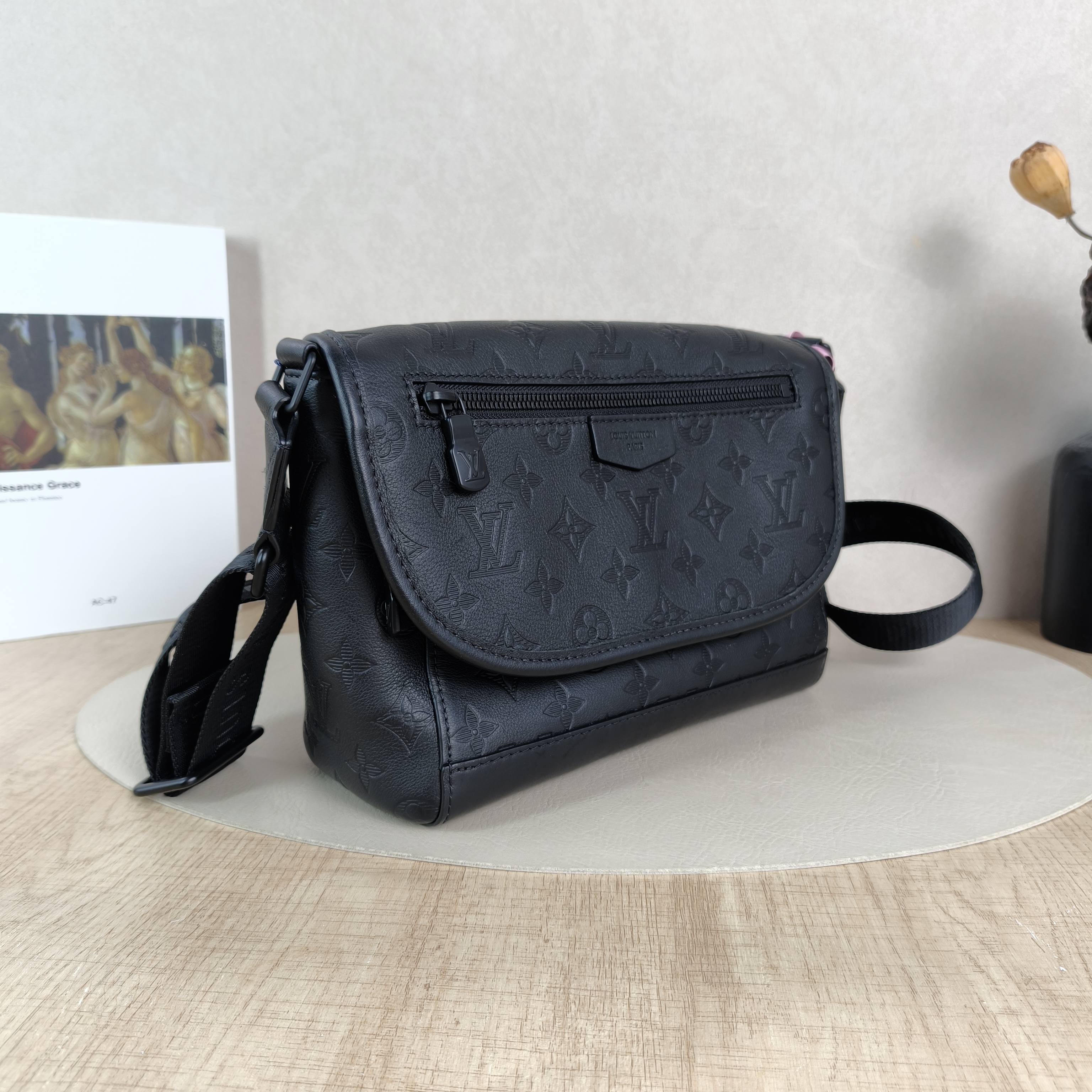 Louis Vuitton Crossbody Bag Pulse Messenger Bag Black Calfskin Medium26.6 × 11 × 17 cm — cover view 5 of 5