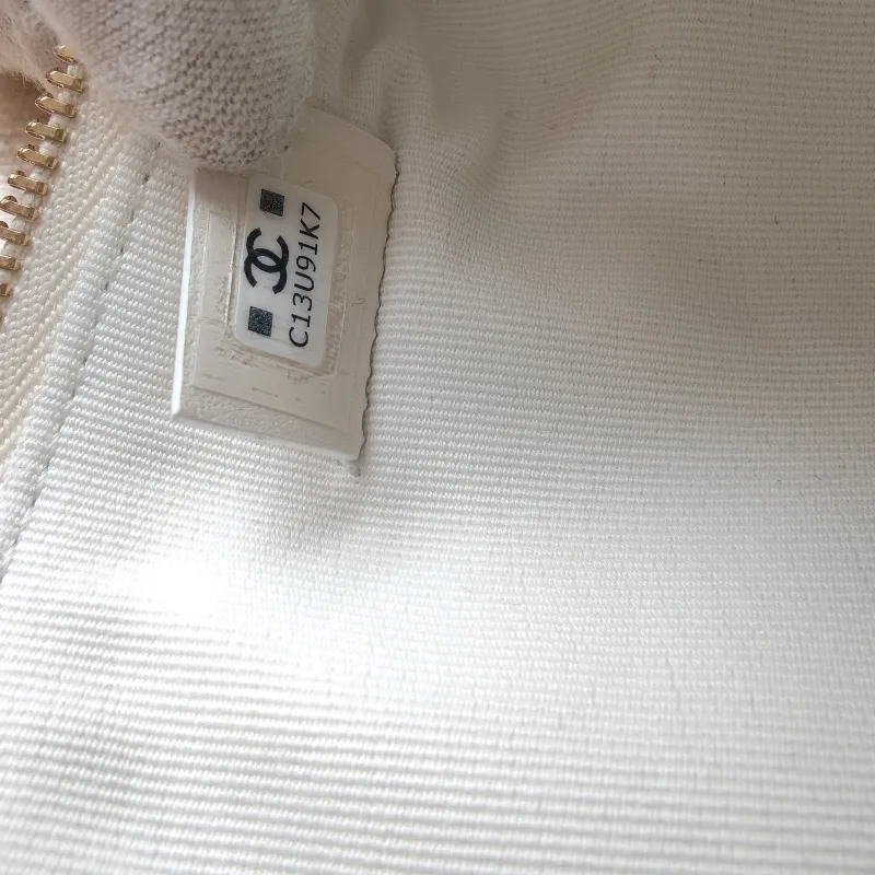 Chanel Crossbody Bag Crossbody Bag White Gold-Tone Hardware Grained Calfskin One Size 21.5 × 7.5 × 19 cm — detail view 4 of 13