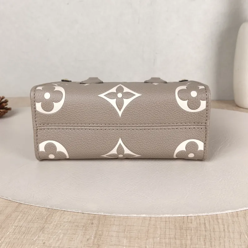 Louis Vuitton Crossbody Bag Onthego BB · White Empreinte Embossed Calfskin BB 18 × 8.5 × 15 cm — cover view 4 of 5