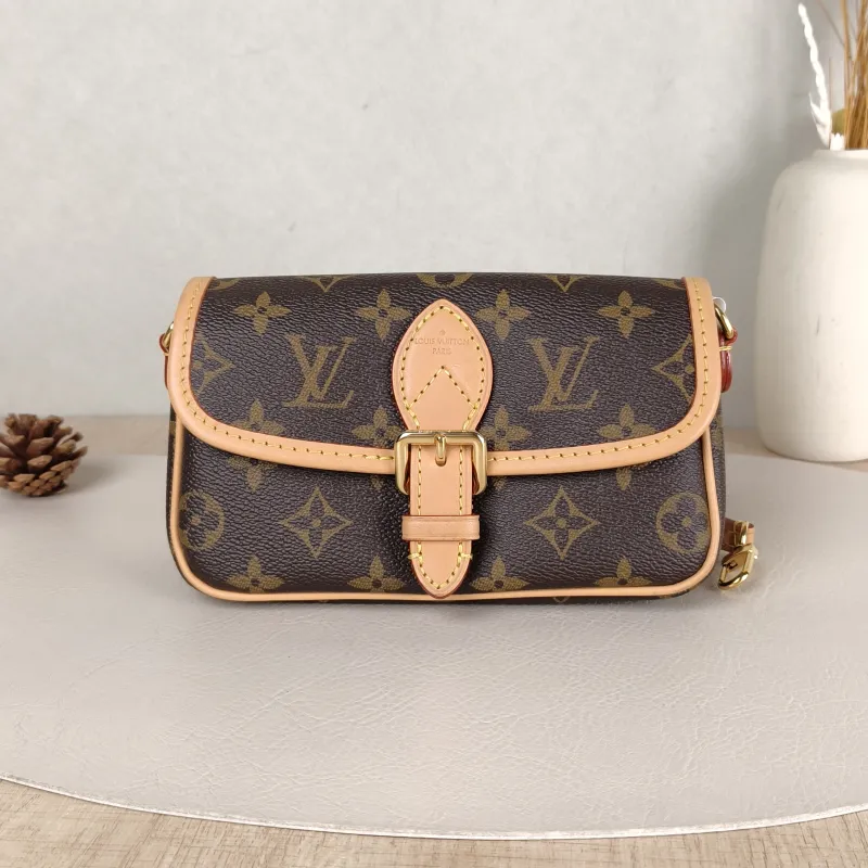 Louis Vuitton Crossbody Bag Diane Baguette Bag Monogram PV Cnano19 × 6 × 10.5 cm