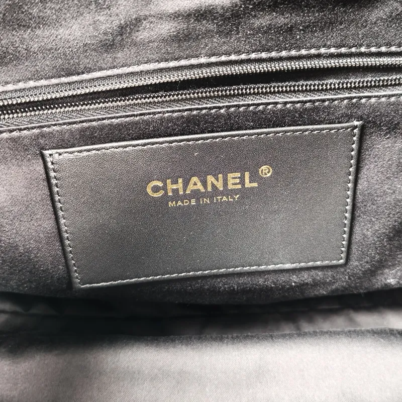 Chanel Crossbody Bag 26c hobo Black Calfskin Large 37 × 8 × 30 cm — detail view 3 of 9