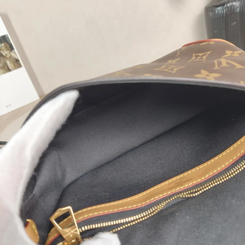 Louis Vuitton Crossbody Bag Diane Baguette Bag Shoulder Strap PVC Small 24 × 9 × 15 cm — detail view 5 of 13