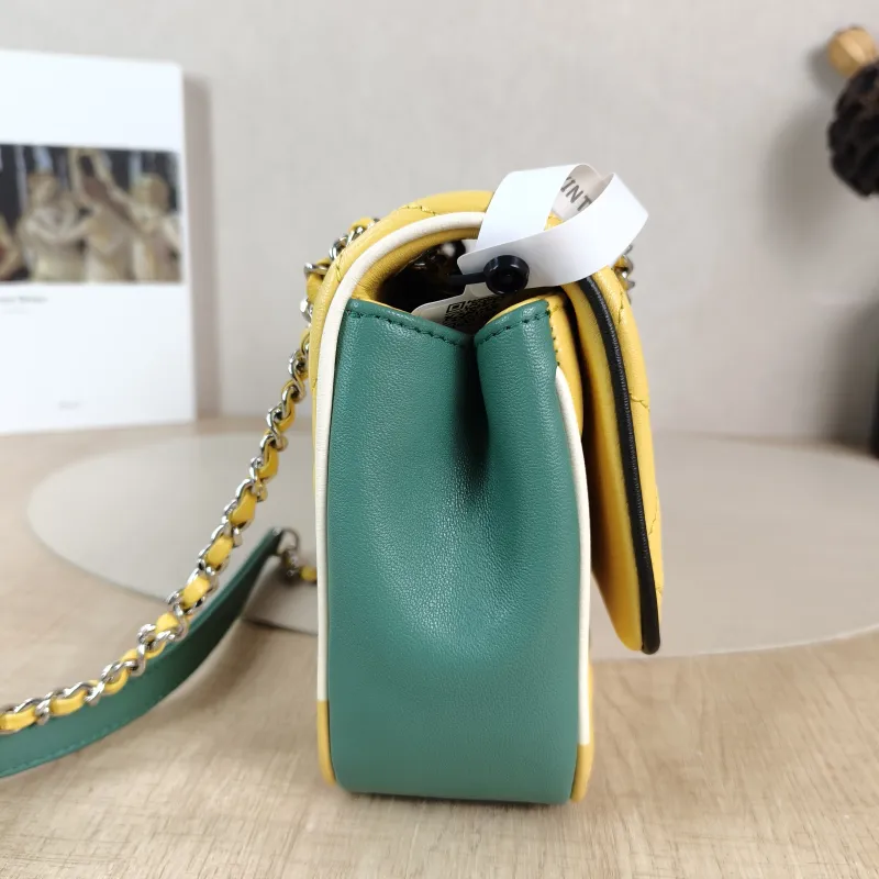 Chanel Crossbody Bag Classic Flap CF Yellow · Lambskin Medium 25.5 × 6.5 × 15.5 cm 23 — detail view 2 of 13