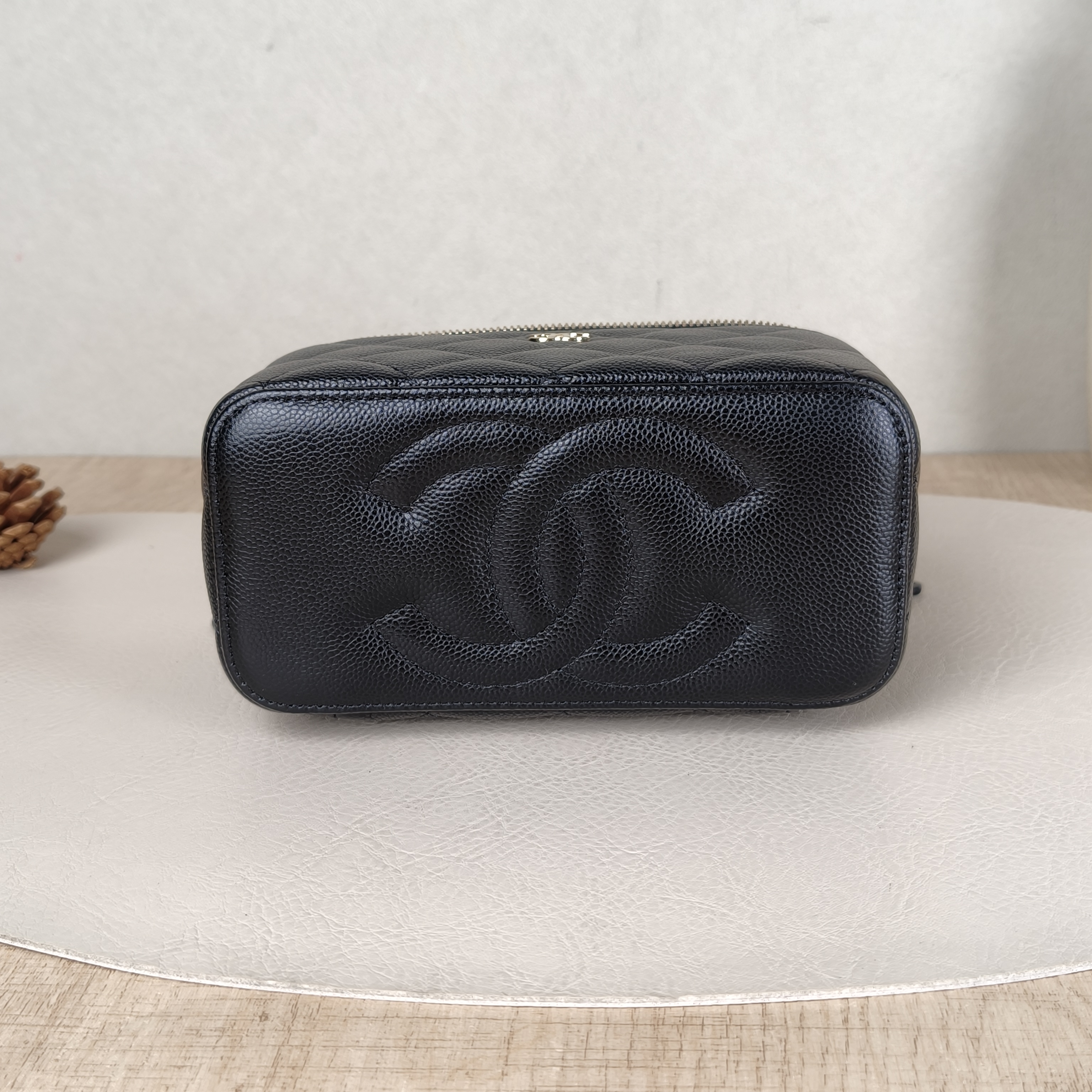 Chanel Crossbody Bag Edition Black Grained Calfskin One Size16 × 8 × 9.5 cm — cover view 2 of 5