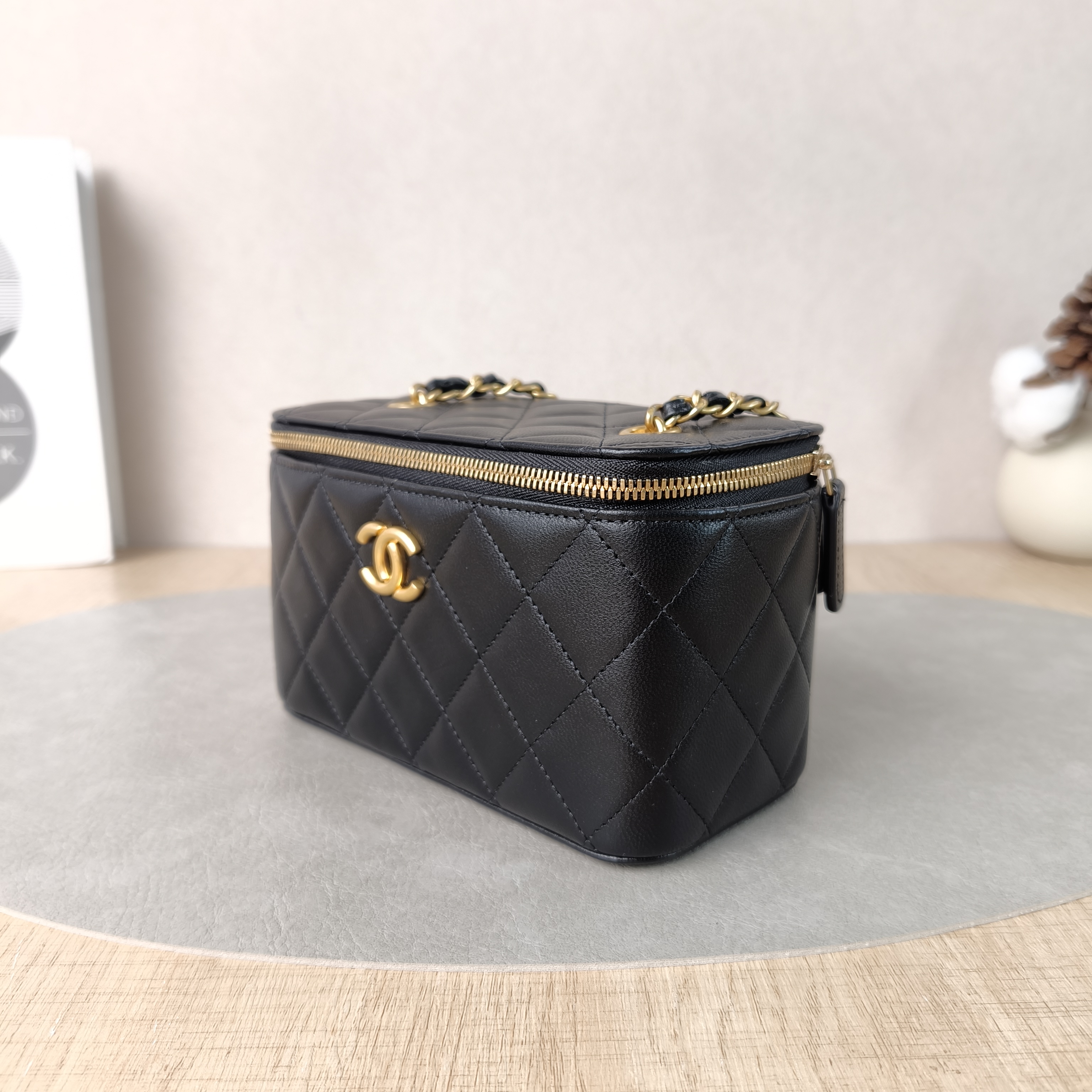 Chanel Crossbody Bag Edition Black Lambskin One Size16 × 8 × 9.5 cm — cover view 2 of 6