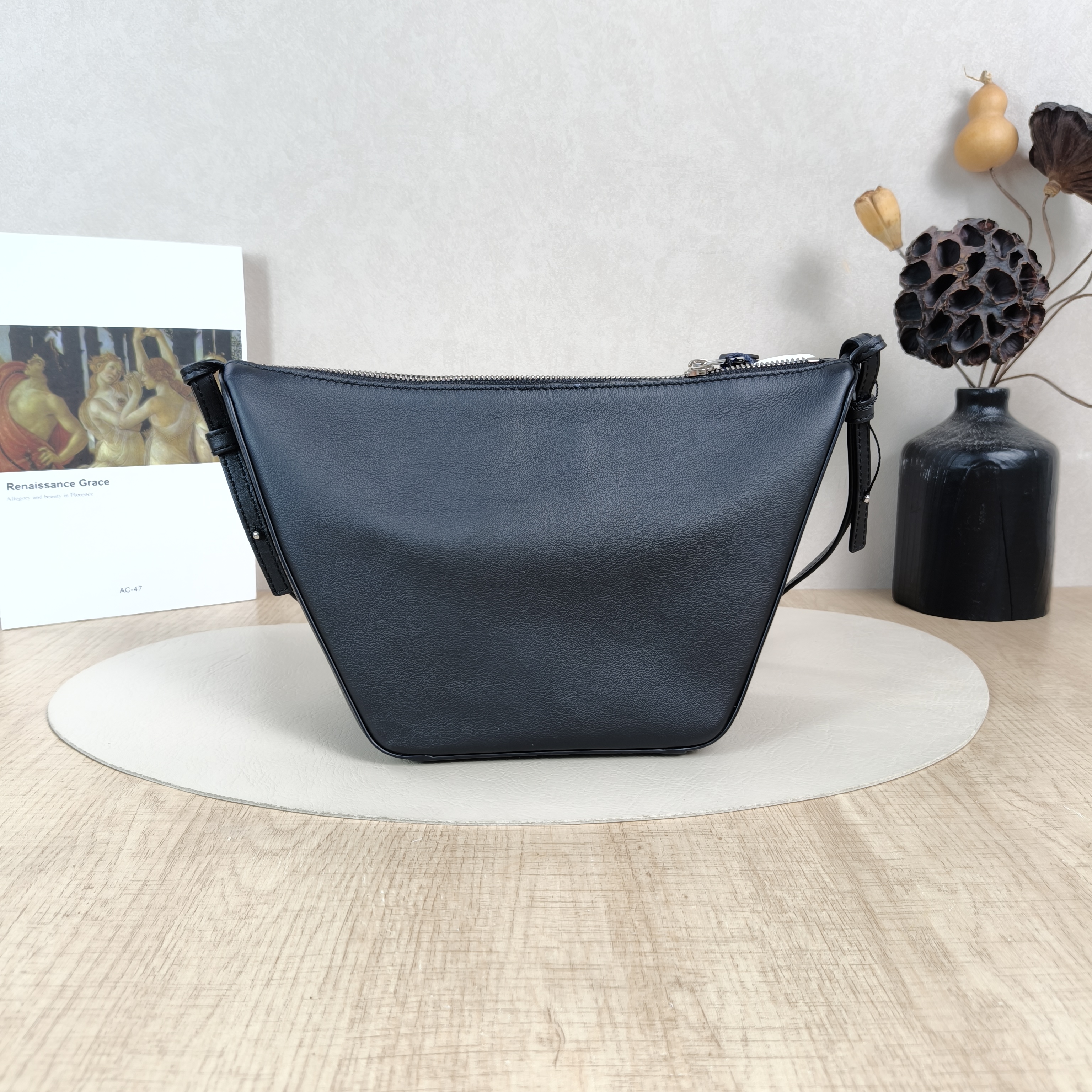 LOEWE Shoulder Bag Hammock Hobo Hobo Black Calfskinmini28 × 9.5 × 17 cm — cover view 4 of 6