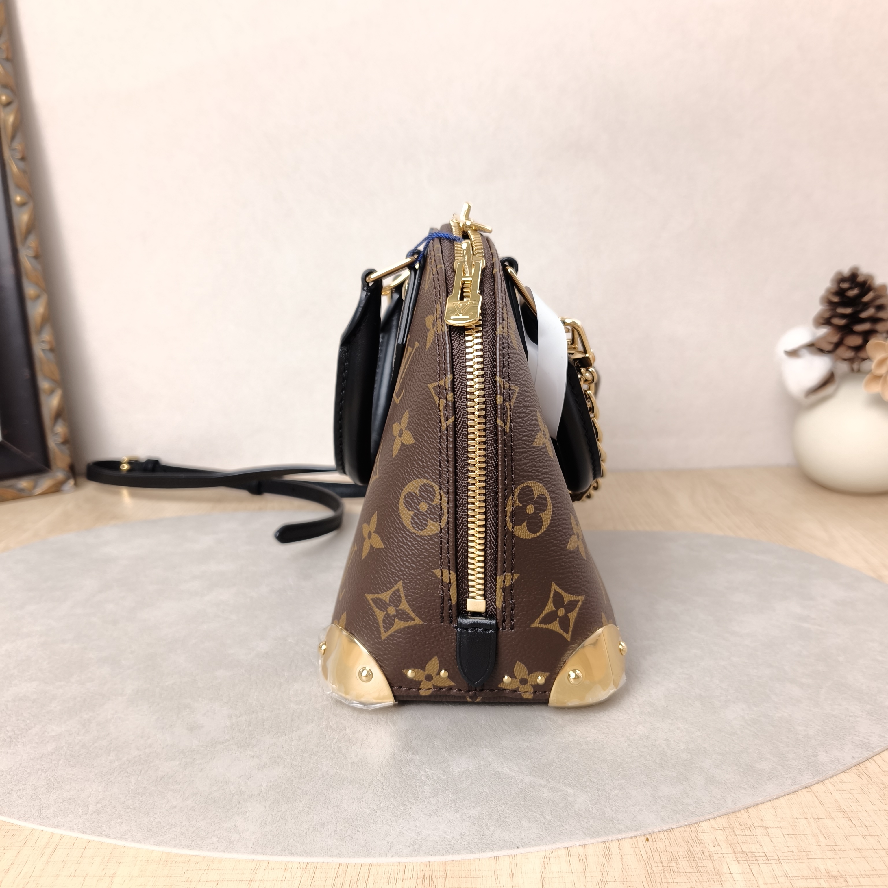 Louis Vuitton Crossbody Bag Alma Trunk BB Monogram PVCBB22 × 11 × 19 cm — cover view 2 of 11