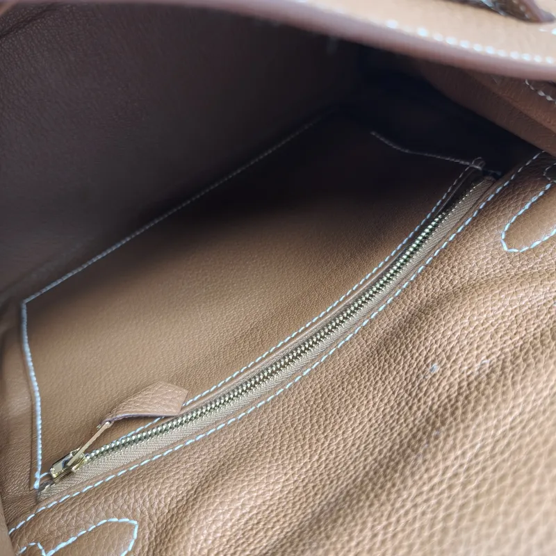 Hermès Shoulder Bag Kelly 25 Gold-Tone Hardware 37Gold Togo Calfskin Small 25 × 7 × 17 cm — detail view 11 of 14