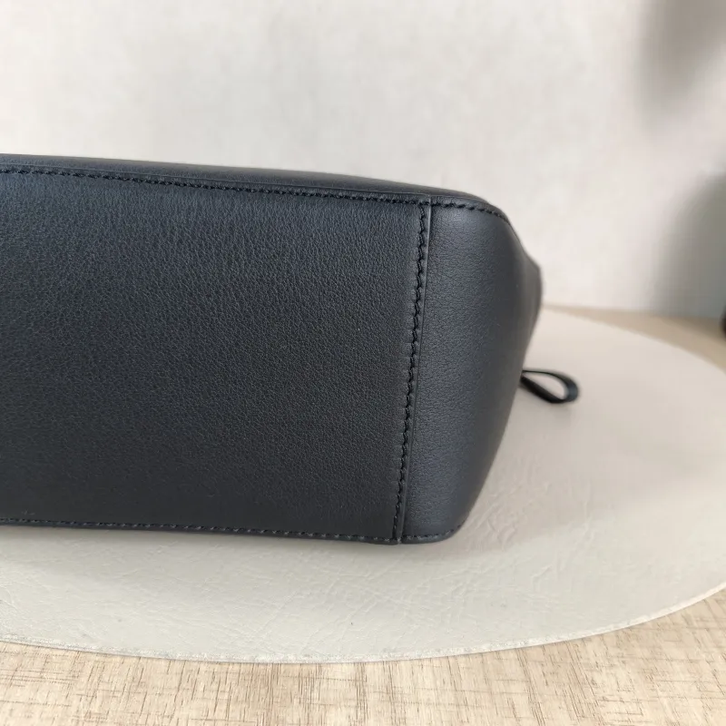 LOEWE Shoulder Bag Hammock Hobo Hobo Black Calfskin Mini 28 × 9.5 × 17 cm — detail view 8 of 9