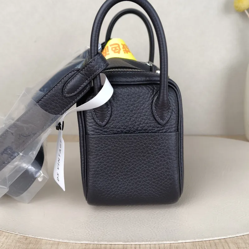 Hermès Crossbody Bag Lindy Mini 19 TC Calfskinmini19 × 9.5 × 13 cm — detail view 11 of 14