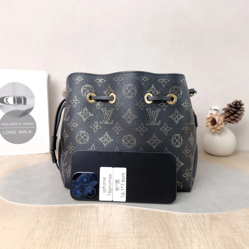 Louis Vuitton Crossbody Bag BELLA Black Calfskin One Size22 × 14 × 19 cm — cover view 5 of 5