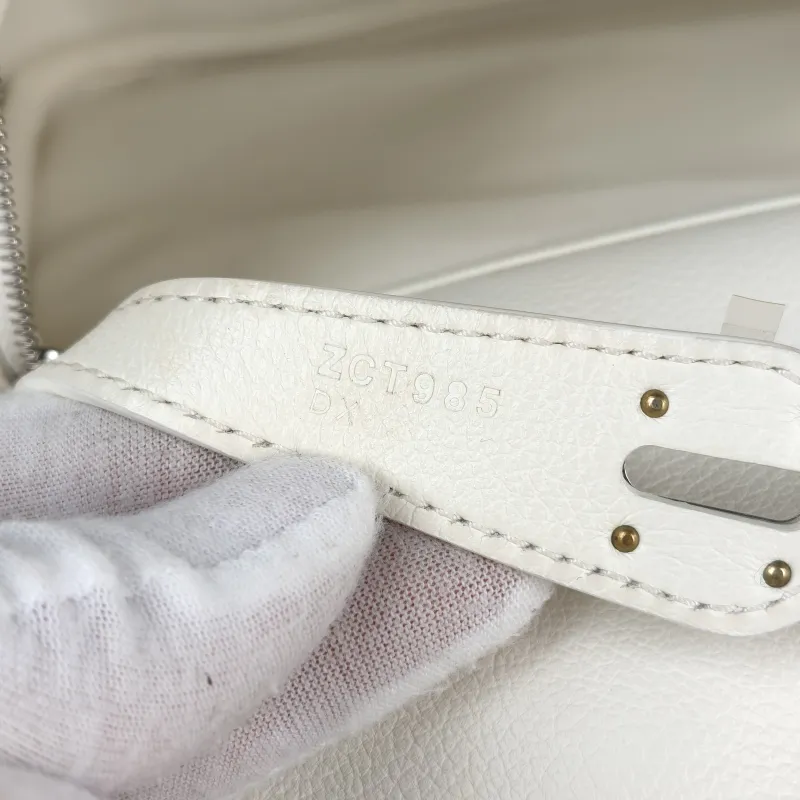 Hermès Crossbody Bag Lindy 2601White Evercolor Calfskin Small26 × 12 × 18 cm — detail view 3 of 14