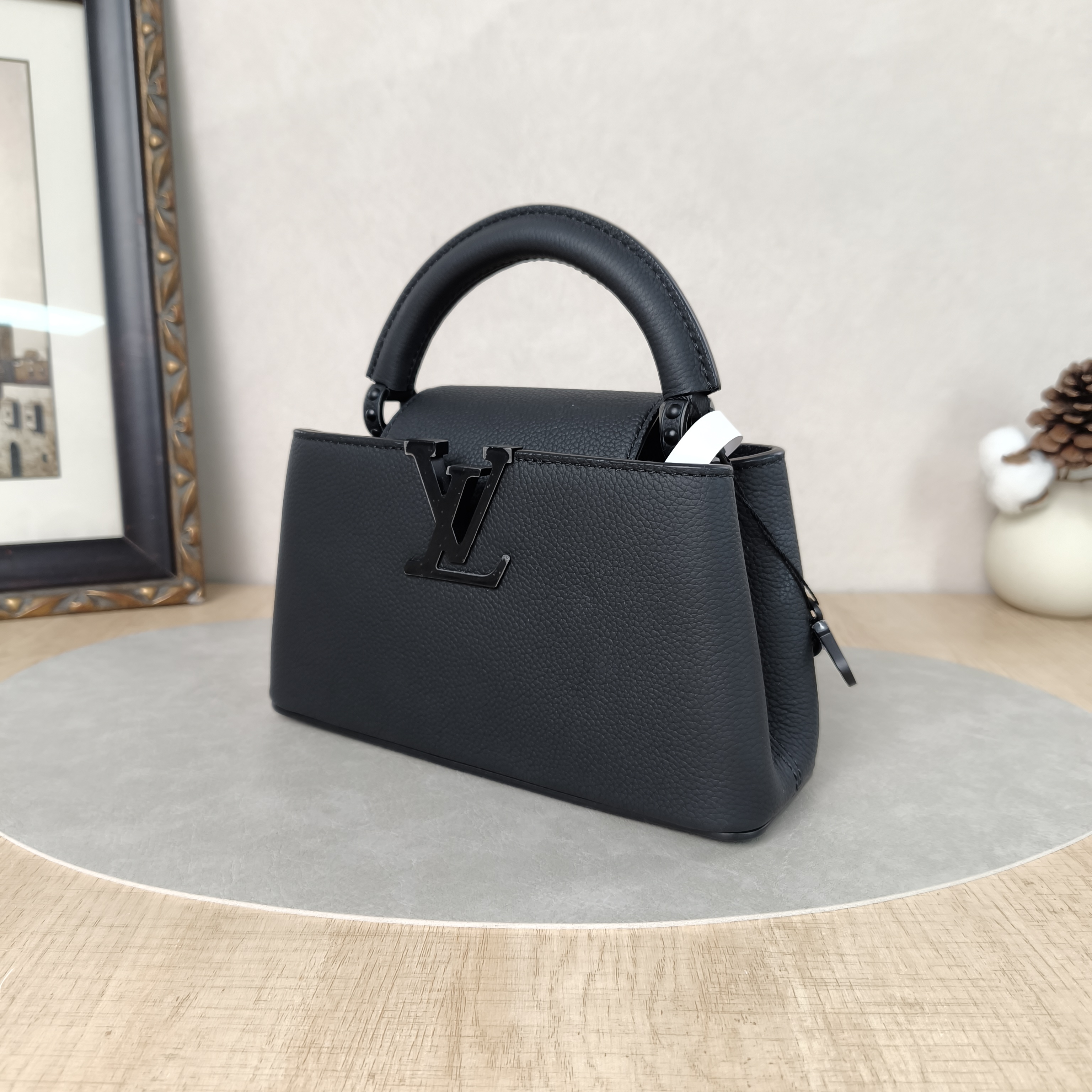 Louis Vuitton Crossbody Bag Capucines East West Black Calfskinmini22 × 8 × 12 cm — cover view 5 of 6