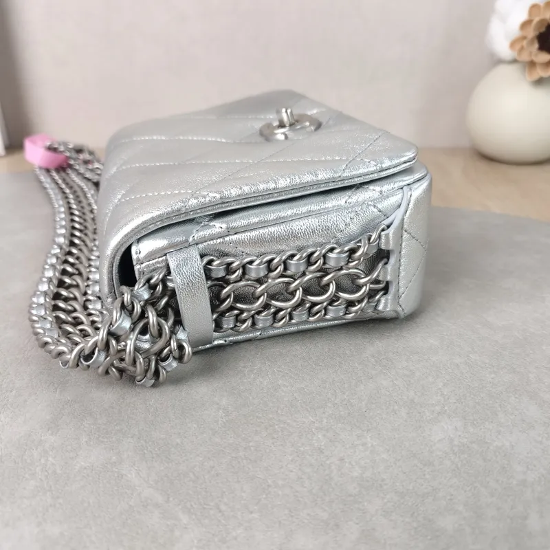 Chanel Shoulder Bag22p Silver Lambskin One Size17.5 × 6 × 12 cm — detail view 11 of 13