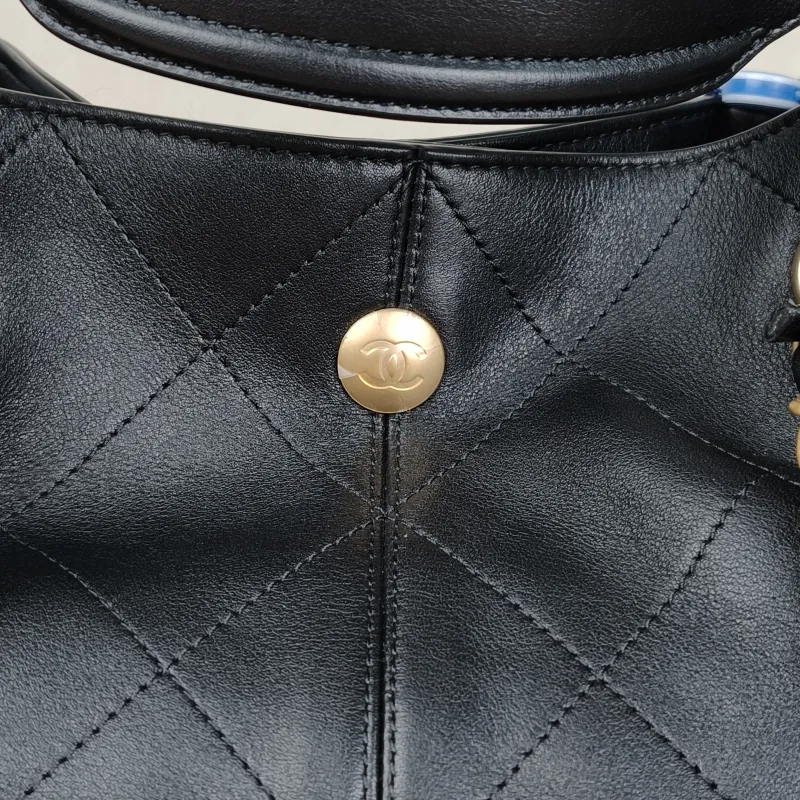 Chanel Shoulder Bag hobo Black Calfskin One Size27 × 11 × 29 cm — detail view 7 of 11
