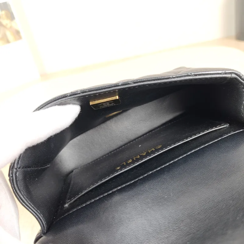 Chanel Crossbody Bag Pearl Black Lambskinmini17 × 5 × 12.5 cm — detail view 9 of 12