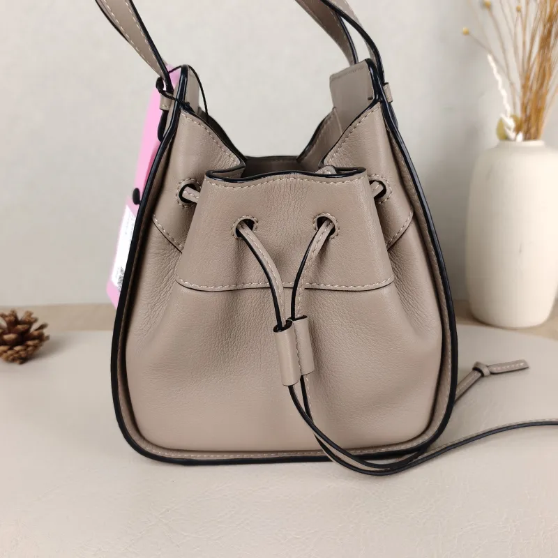 LOEWE Crossbody Bag Hammock Calfskinmini17 × 11 × 19.5 cm — detail view 5 of 12