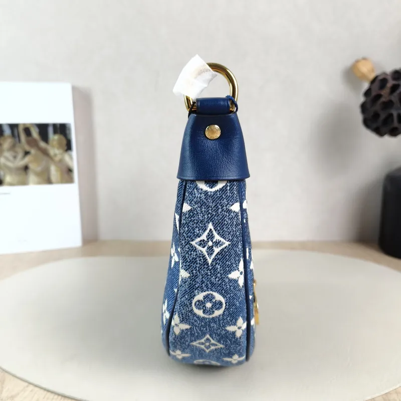 Louis Vuitton Crossbody Bag Loop Blue Small 23 × 6 × 13 cm — detail view 8 of 13