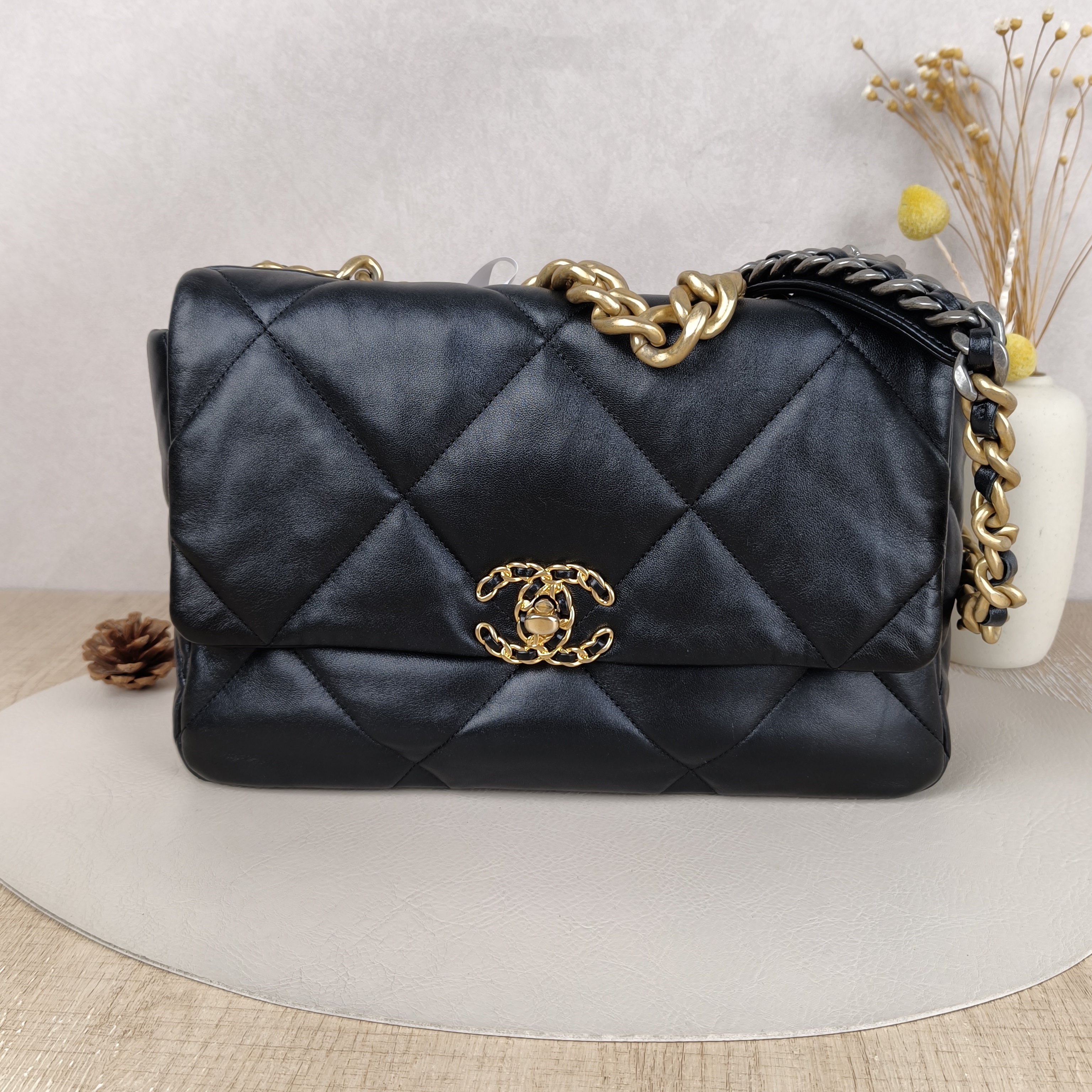Chanel 19bag Medium Black with Gold-Tone Hardware Lambskin31 · Dust Bag · Box · 30 × 10 × 20 cm