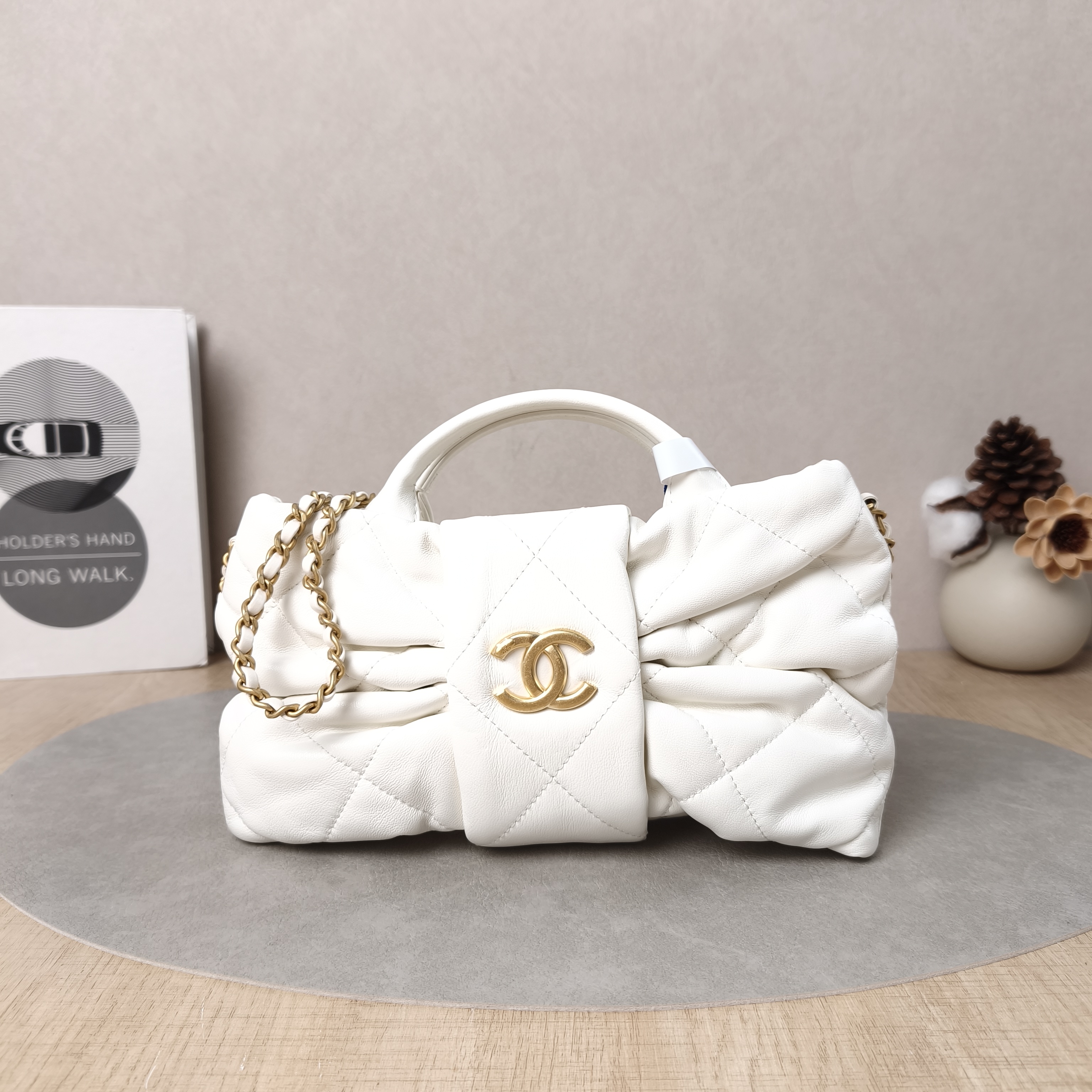 Chanel Crossbody Bag Crossbody Bag White Lambskin 26 × 5 × 18 cm