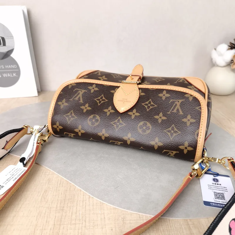 Louis Vuitton Crossbody Bag Diane Baguette Bag Shoulder Strap PVC Small 24 × 9 × 15 cm — detail view 4 of 13