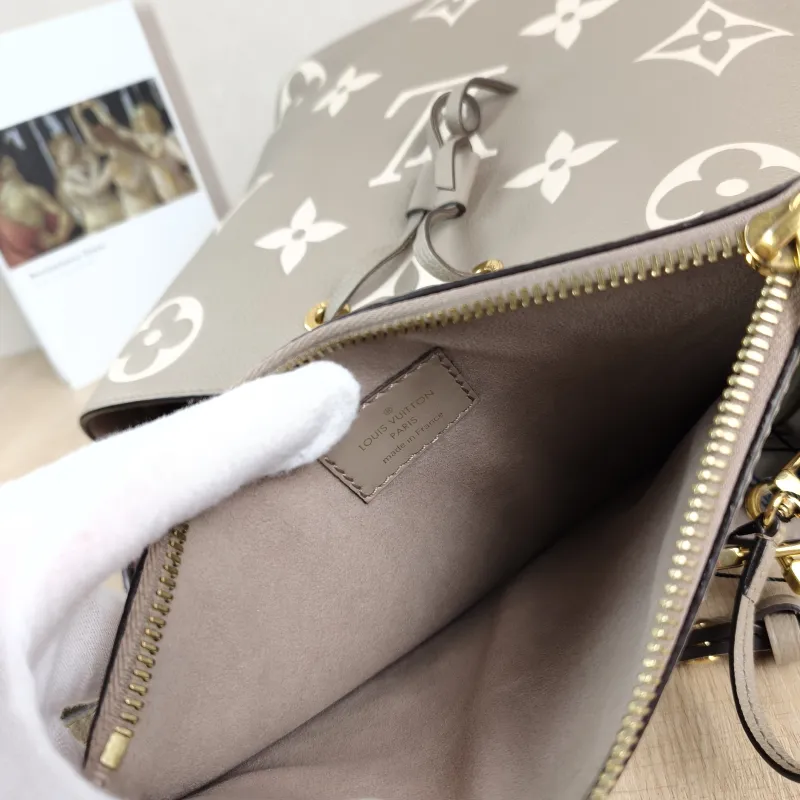 Louis Vuitton Shoulder Bag NÉONOÉ Bucket Bag · White Empreinte Embossed Calfskin Medium 26 × 17.5 × 26 cm — detail view 10 of 14