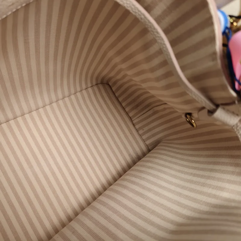 Louis Vuitton Shoulder Bag NÉONOÉ Bucket Bag White Empreinte Embossed Calfskin Medium26 × 17.5 × 26 cm — detail view 9 of 11