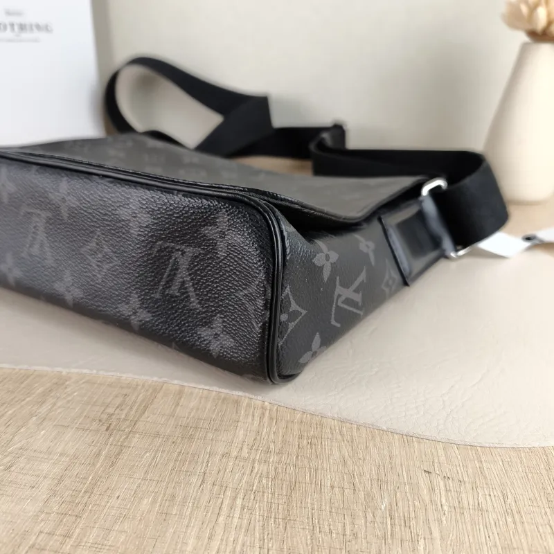 Louis Vuitton Crossbody Bag District Messenger Bag Monogram PVC Small 25 × 7 × 22 cm — detail view 8 of 11