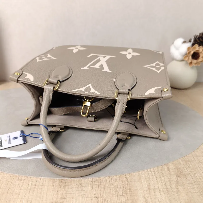 Louis Vuitton Shoulder Bag Onthego · White Empreinte Embossed Calfskin Monogram Small25 × 11.5 × 19 cm — detail view 1 of 13