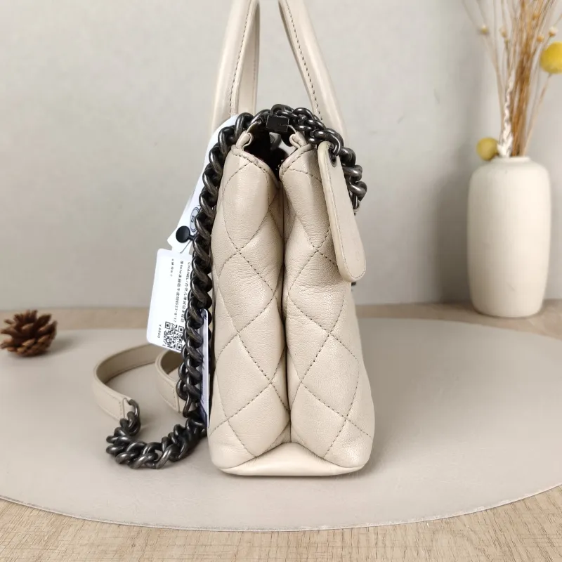 Chanel Shoulder Bag tote White Calfskin One Size23 × 8 × 17 cm — detail view 7 of 17
