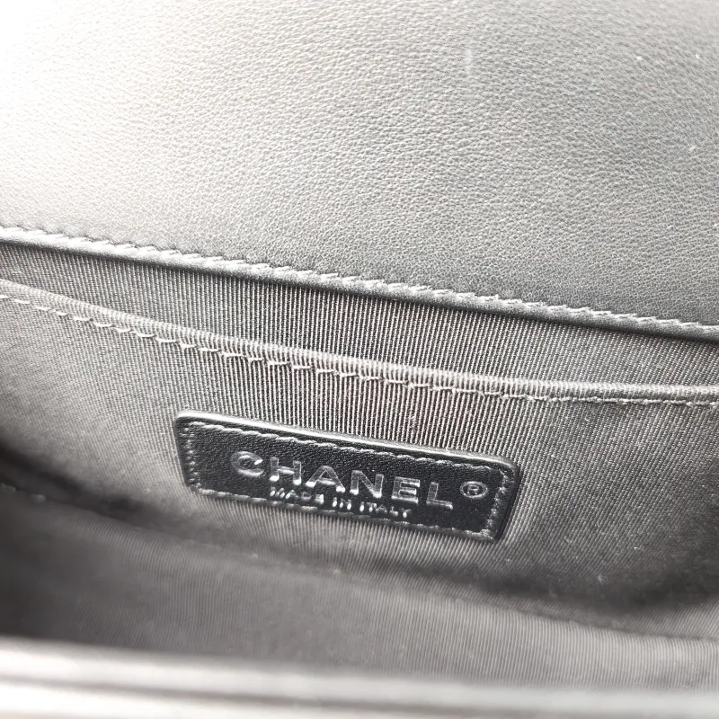 Chanel Crossbody Bag Le Boy​Black Lambskin Small20.5 × 8.5 × 12 cm — detail view 15 of 16