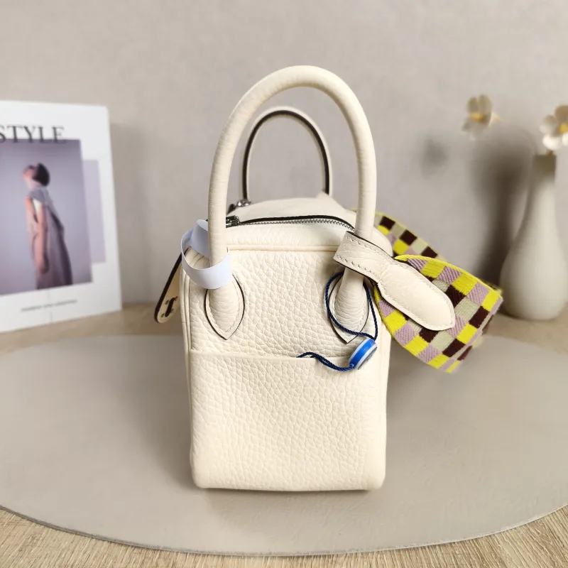Hermès Crossbody Bag Shoulder Strap Lindy Mini 19 TC Calfskinmini19 × 9.5 × 13 cm — cover view 10 of 11