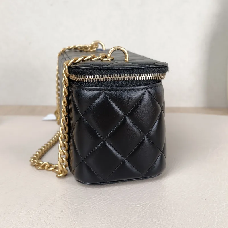 Chanel Crossbody Bag Edition Black Lambskin One Size 17 × 8 × 9.5 cm Conditioned — detail view 2 of 14