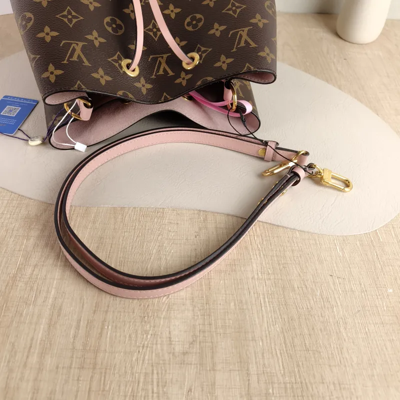 Louis Vuitton Shoulder Bag NÉONOÉ Bucket Bag PVC Medium 26 × 17.5 × 26 cm — detail view 6 of 9