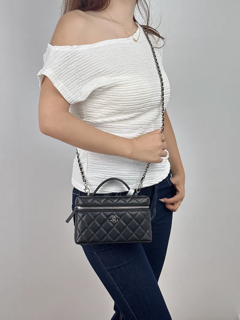 Chanel Crossbody Bag25p logo lp Black Grained Calfskin One Size19.5 × 5 × 17 cm — on-model view 1 of 2
