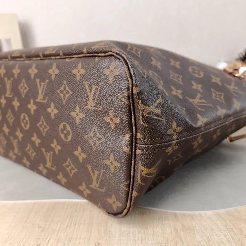Louis Vuitton Shoulder Bag Neverfull Monogram PVC Medium 31 × 14 × 28 cm — detail view 4 of 11