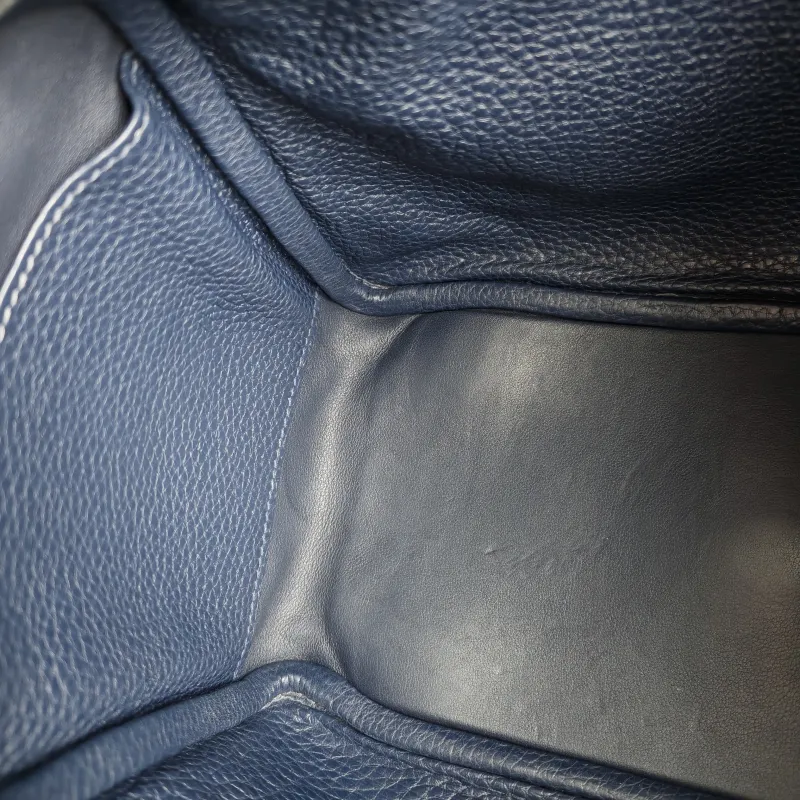 Hermès Crossbody Bag Lindy 26 Navy TC Calfskin Small 26 × 12 × 18 cm A Conditioned — detail view 8 of 10