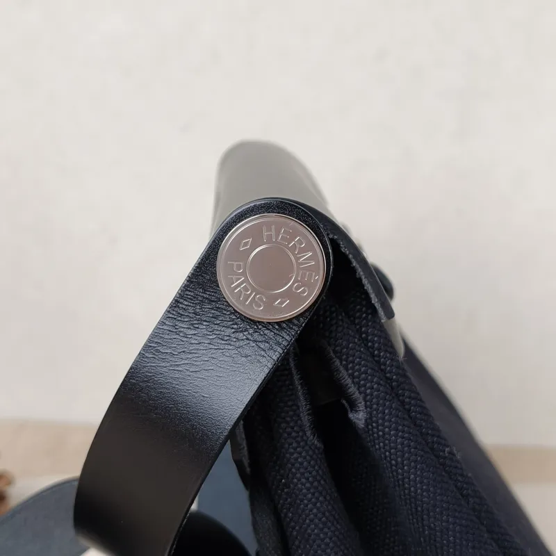 Hermès Crossbody Bag Herbag Zip 20Black Canvas mini20.5 × 7 × 16.5 cm — detail view 3 of 15