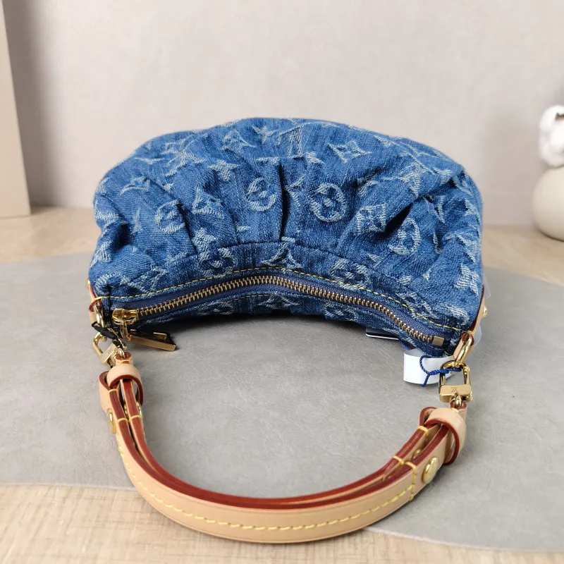Louis Vuitton Shoulder Bag Pochette Valley Blue One Size 21 × 7 × 15 cm — detail view 4 of 12