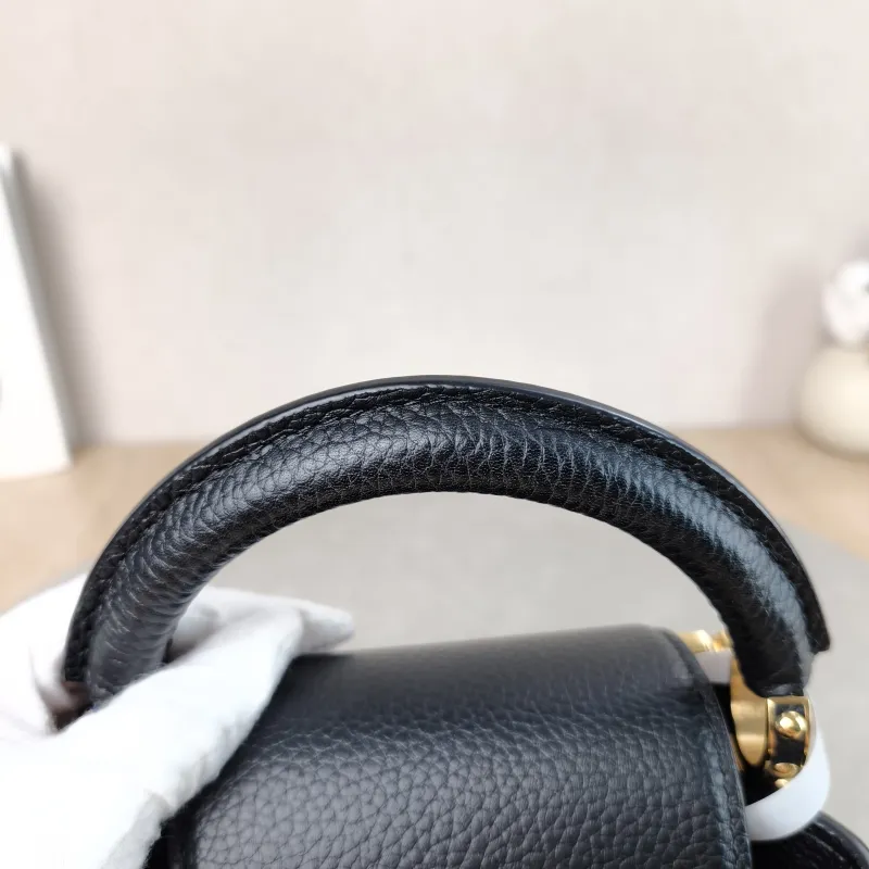 Louis Vuitton Crossbody Bag Capucines Black · Calfskin Mini 21 × 8 × 14 cm — detail view 4 of 13